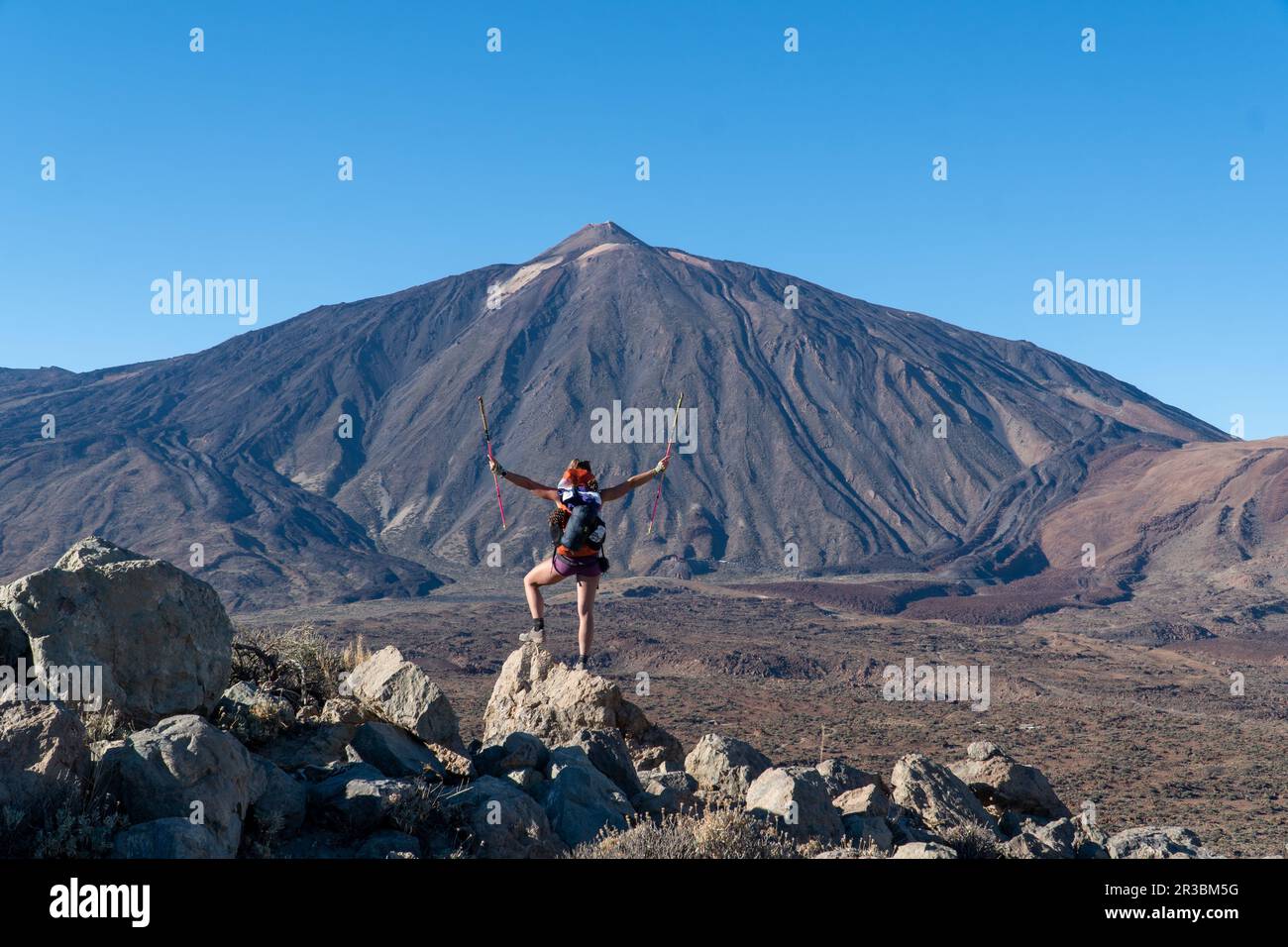 Frau mit Rucksackwanderung mit malerischem Blick auf den Sonnenaufgang am Morgen auf die einzigartige Felsformation Roque Cinchado, Roques de Garcia, Teneriffa, Kanarische Inseln Stockfoto