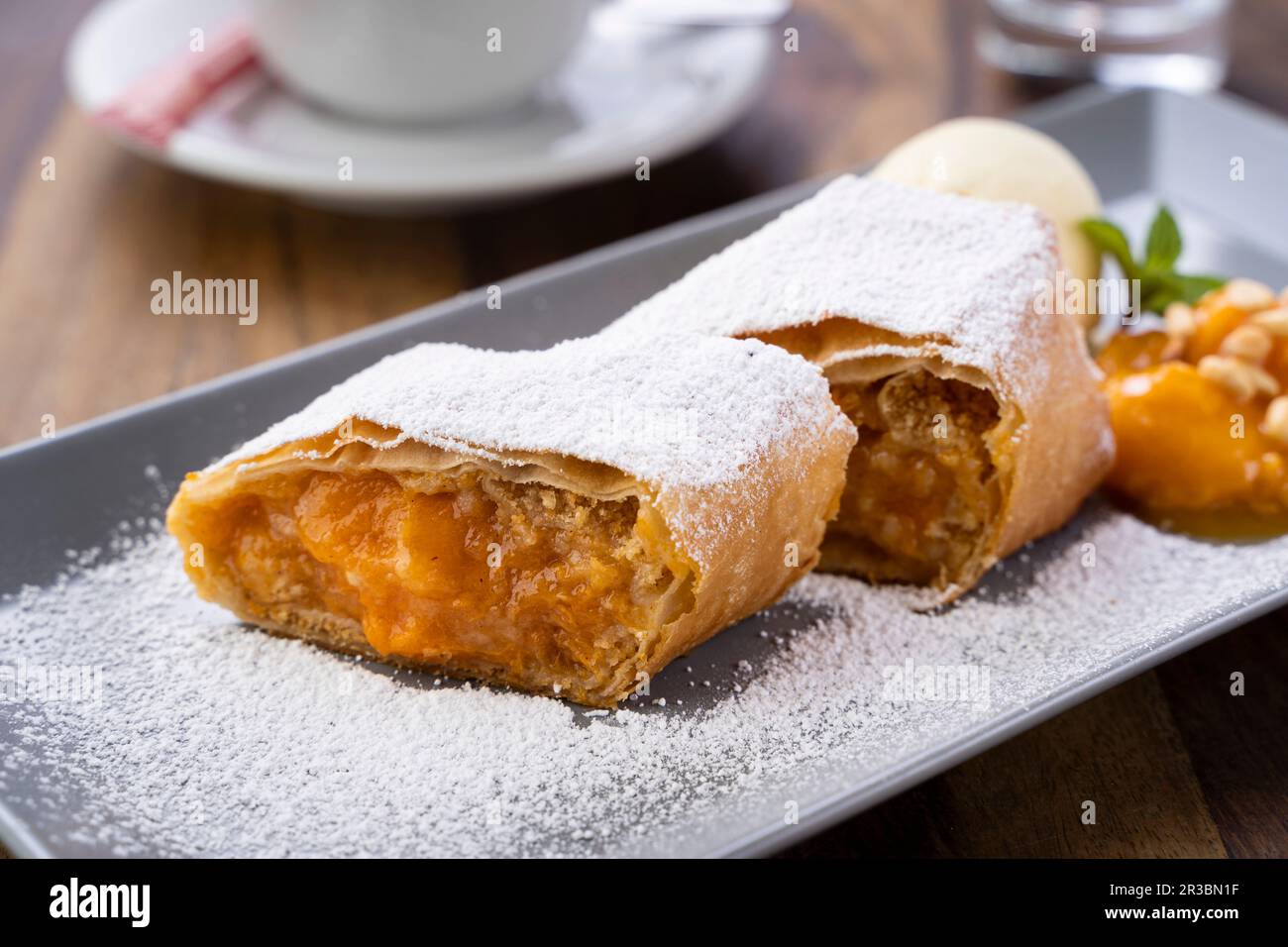 Aprikosenstrudel mit Puderzucker Stockfoto