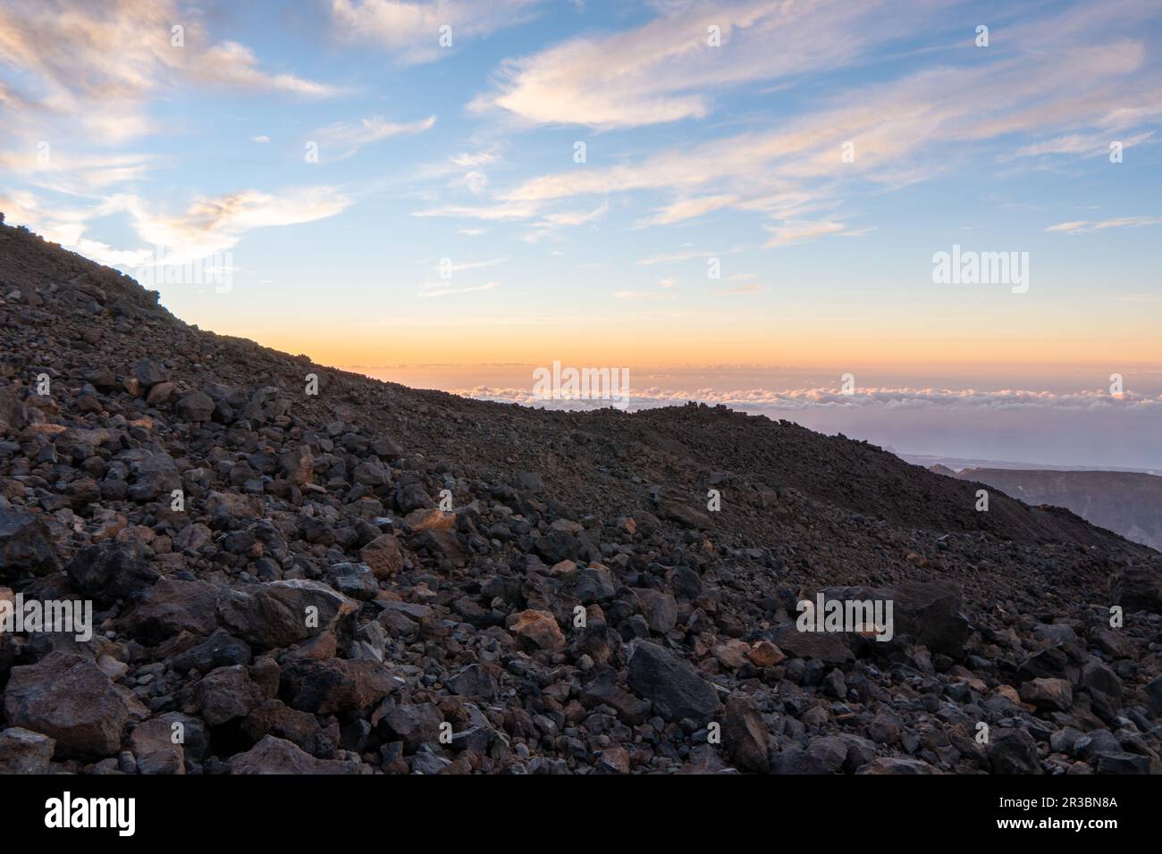 Malerischer Blick auf Felsformationen bei Sonnenaufgang in der Nähe des Vulkans Pico del Teide, Mount Teide National Park, Teneriffa, Kanarische Inseln, Spanien, Europa. Erste s Stockfoto
