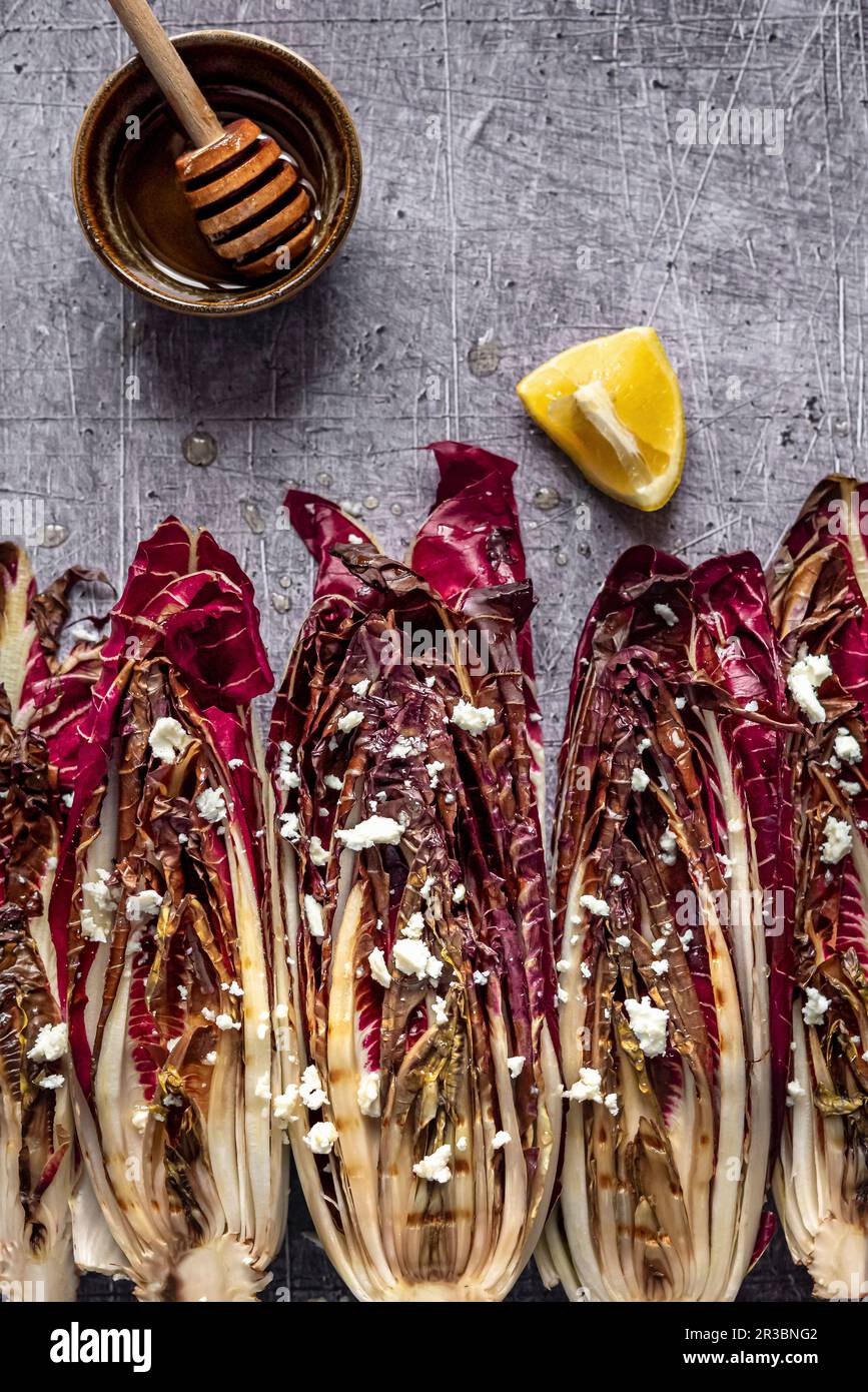 Gegrilltes rotes Chicorée mit Fetakäse und Honig-Zitronen-Dressing Stockfoto