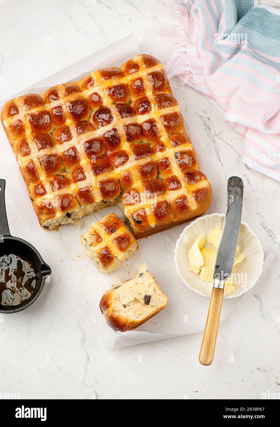 Hot Cross Brötchen mit Rosinen zu Ostern Stockfoto