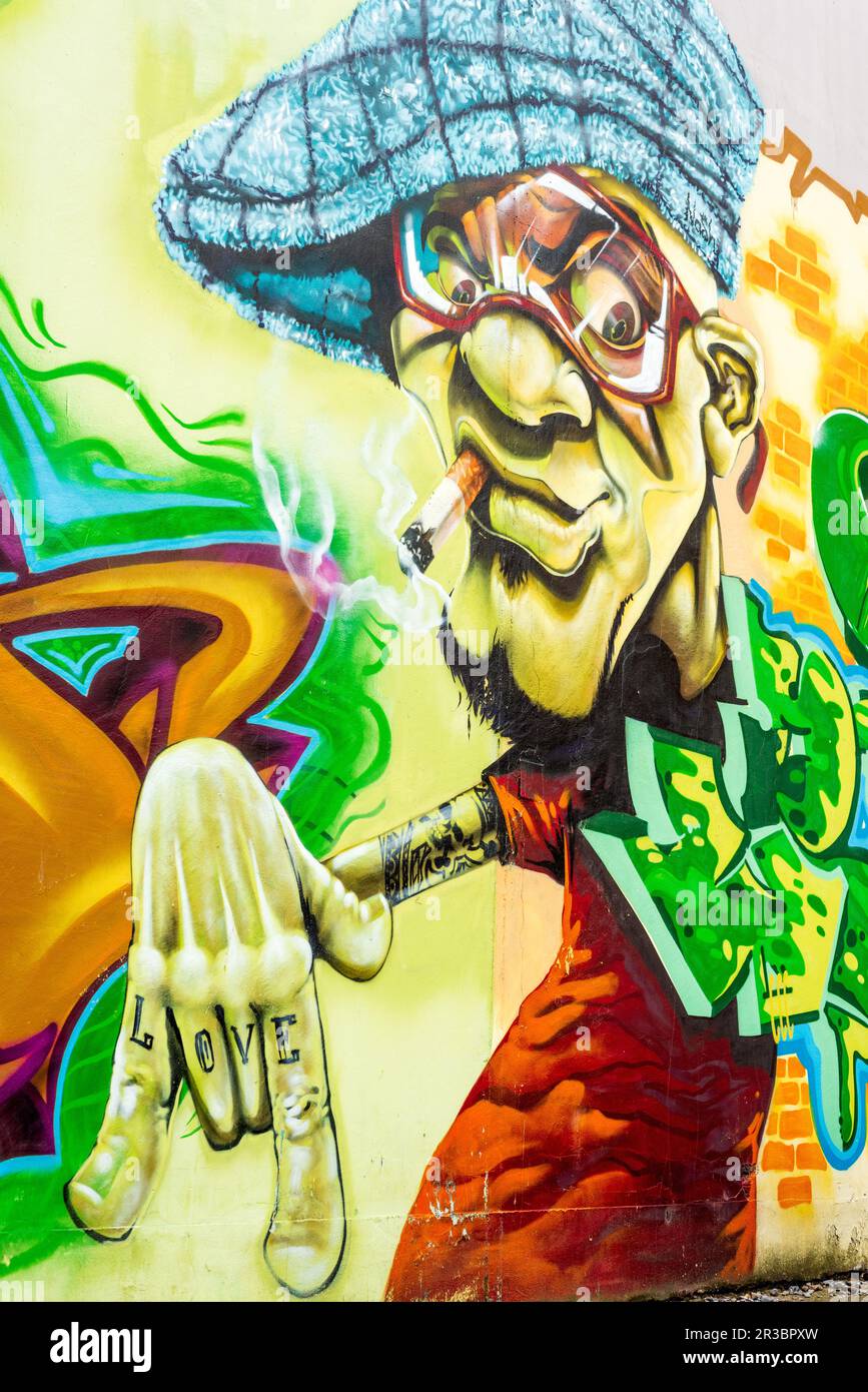 Street Art Wandgemälde Künstler Mann mit Baskenmütze Graffiti Urban Street Art an Wand in Sofia, Bulgarien, Osteuropa, Balkan, EU Stockfoto