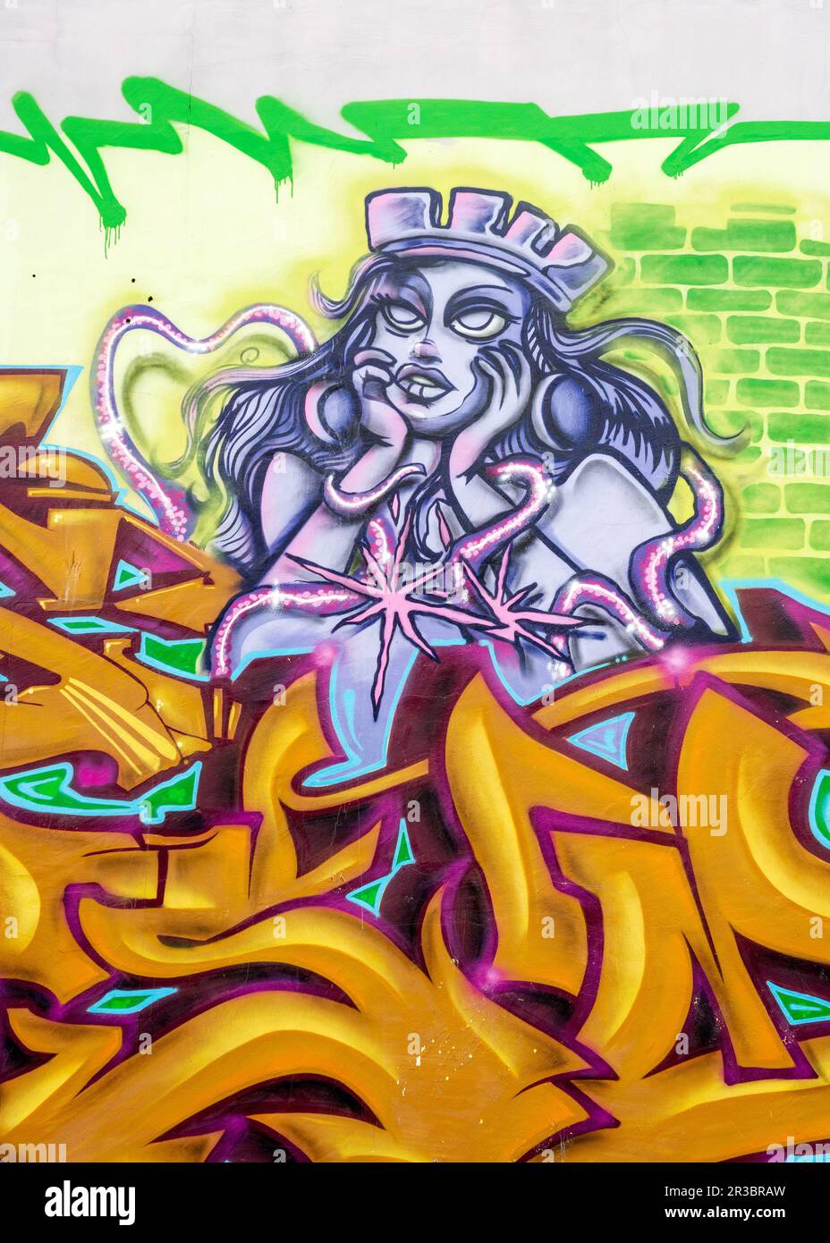 Weibliche Figur trägt eine Krone als Graffiti urbane Street Art in Sofia, Bulgarien, Osteuropa, Balkan, EU Stockfoto