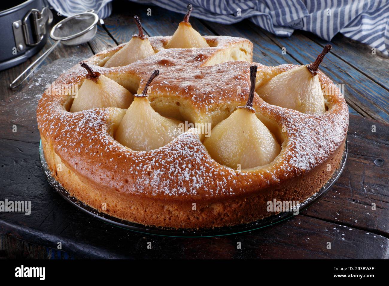 Joghurtkuchen mit ganzen Birnen Stockfoto