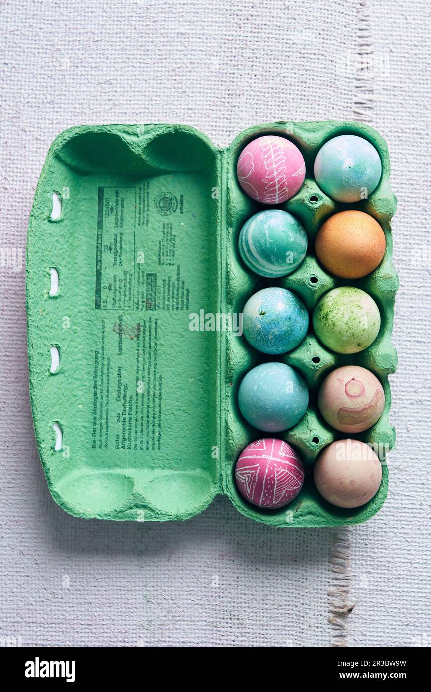 Bunte gefärbte Ostereier in Pastellfarben in einem Eierkarton Stockfoto