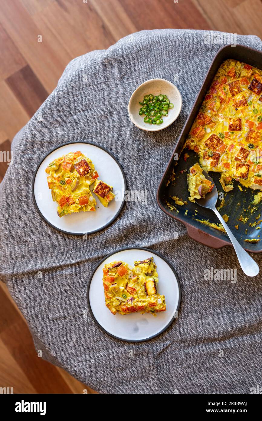 Ofengebackenes Omelette im Masala-Stil mit Paneer Stockfoto