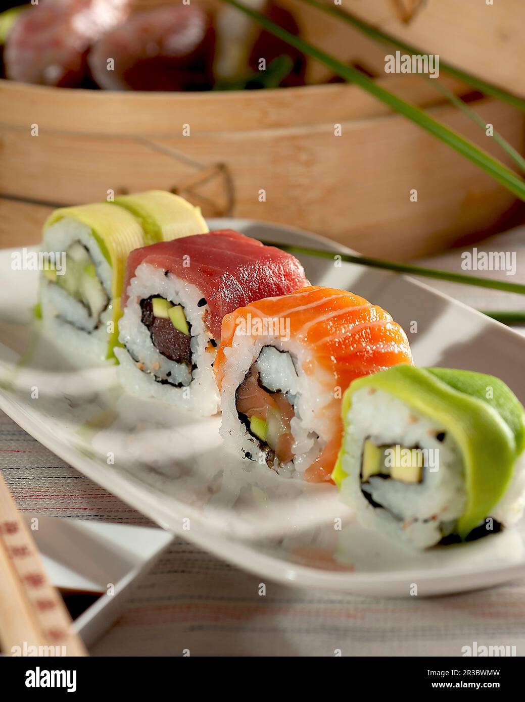 Fisch- und Gemüse-Sushi-Brötchen mit Wasabi Stockfoto
