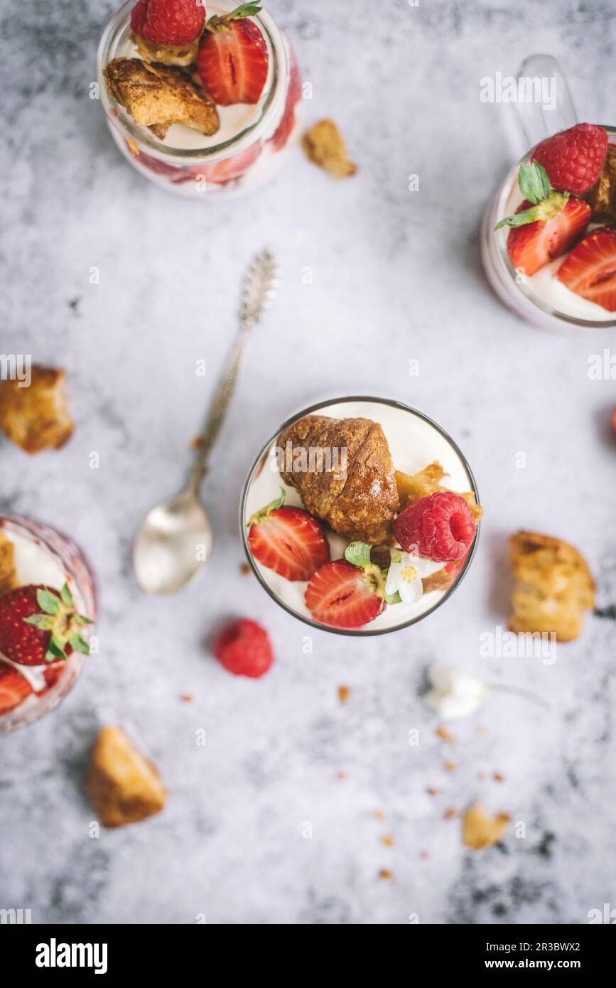 Croissant Mascarpone und Erdbeerparfait Stockfoto