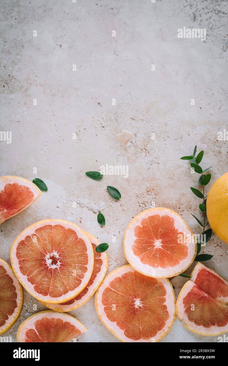 In Scheiben geschnittene Grapefruit auf einer glänzenden Oberfläche Stockfoto
