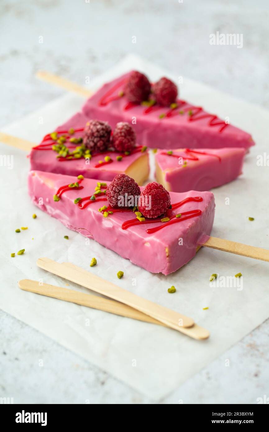 Käsekuchen mit Himbeeren auf einem Stock Stockfoto