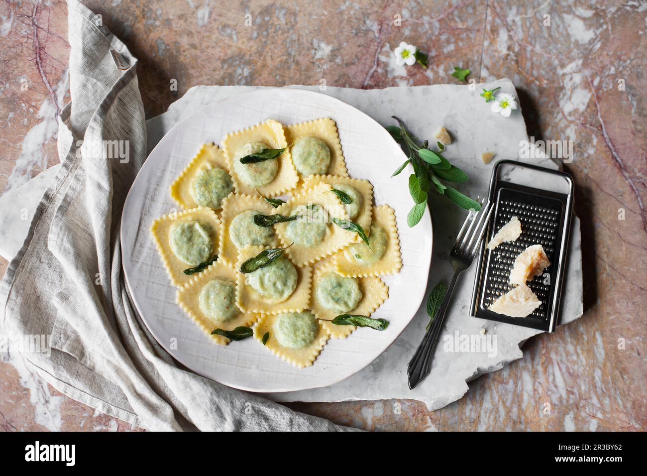 Käse-Ravioli mit Salbei Stockfoto