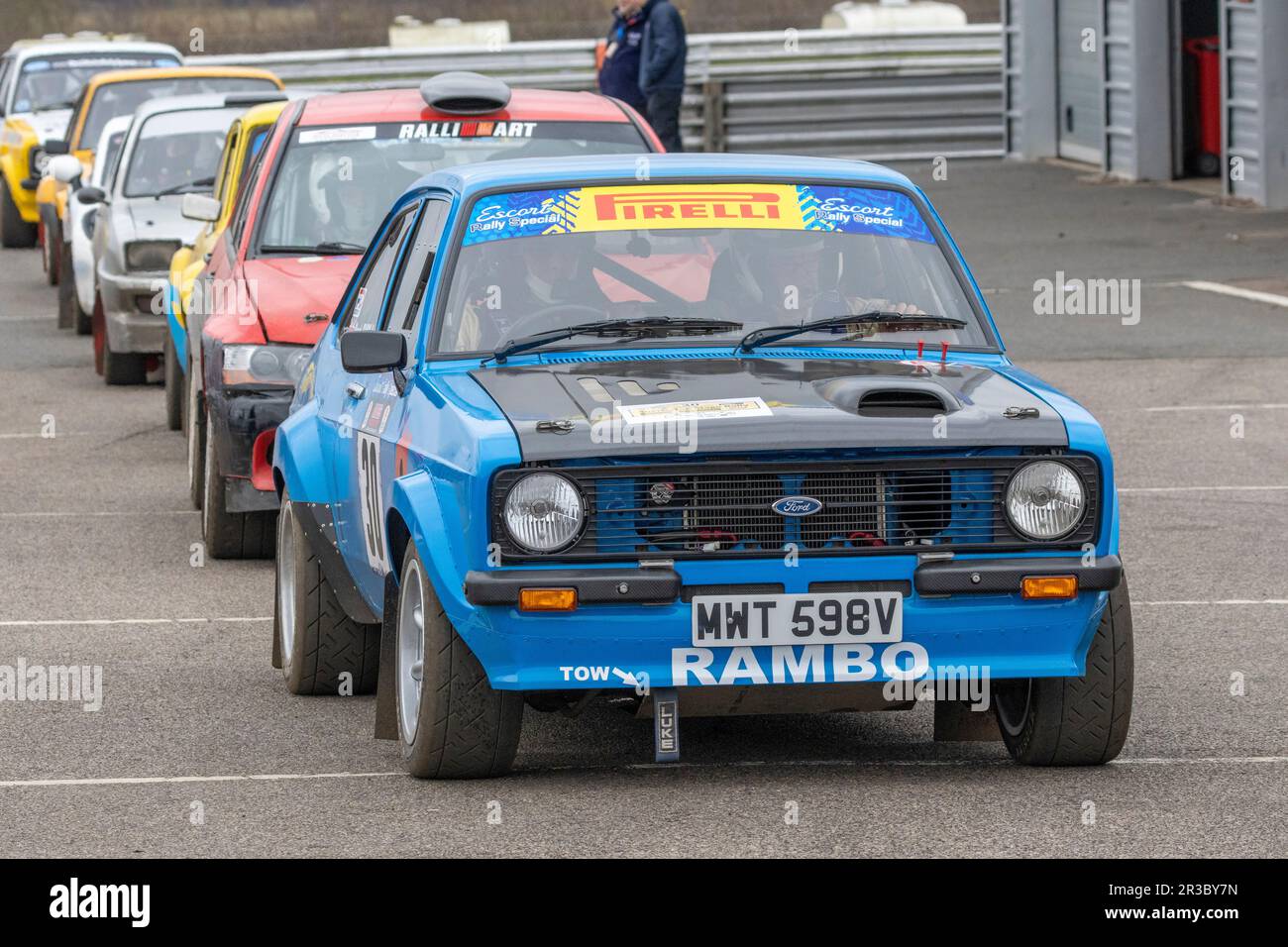 Stuart Ranby und Ian Bass in ihrem 1980 Ford Escort MkII am Kontrollpunkt während der 2023 Snetterton Stage Rally, Norfolk, Vereinigtes Königreich. Stockfoto