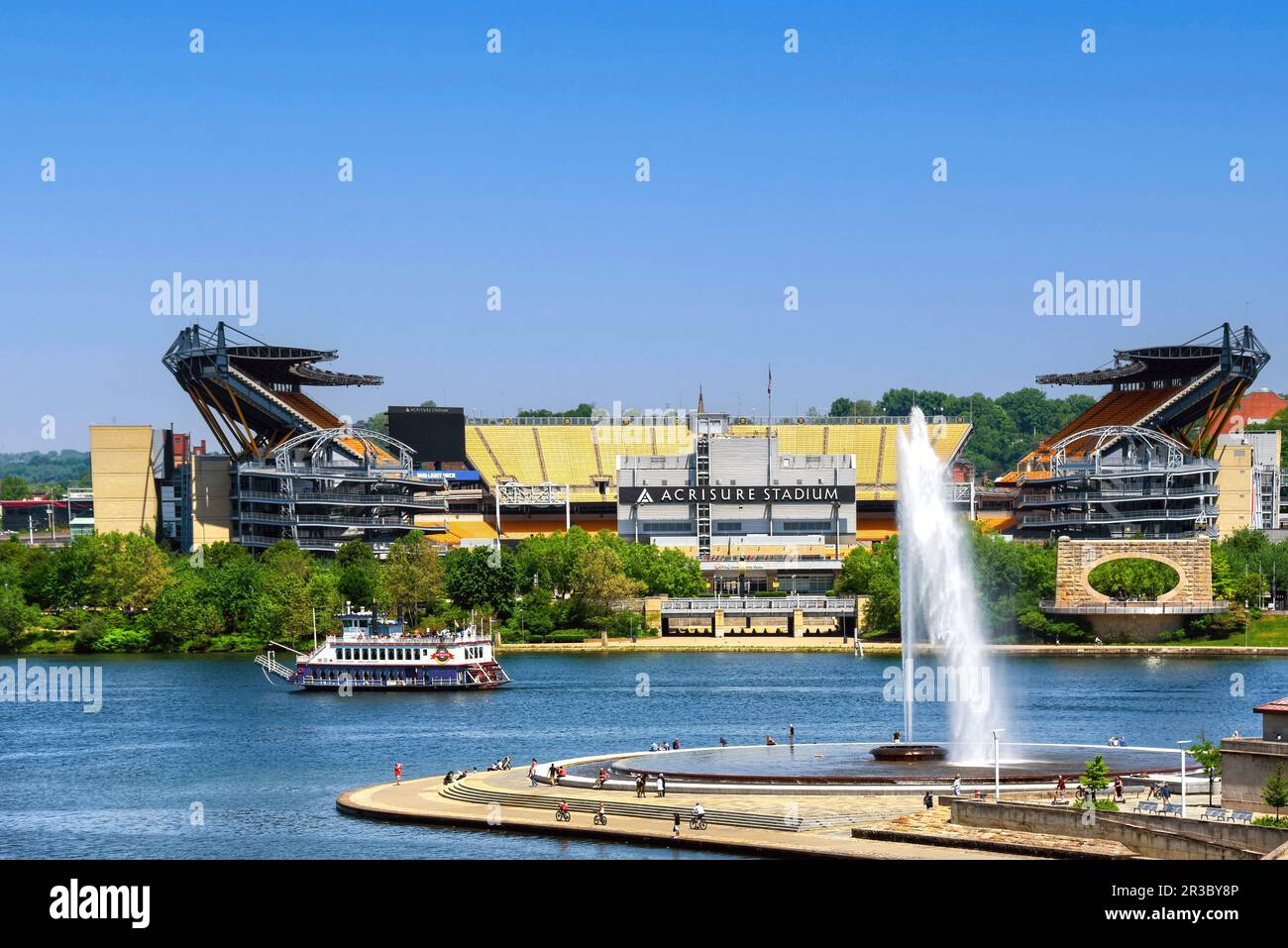 Pittsburgh, Pennsylvania, USA - 21. Mai 2023: Princess Passes für Flussschiffe zwischen Acrisure Stadium, Heimstadion der Pittsburgh Steelers, und Point Stat Stockfoto