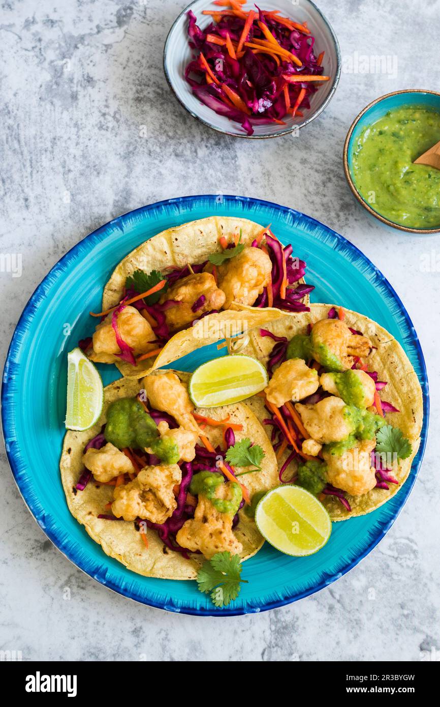 Vegetarische Tacos mit gebratenem Blumenkohl Stockfoto