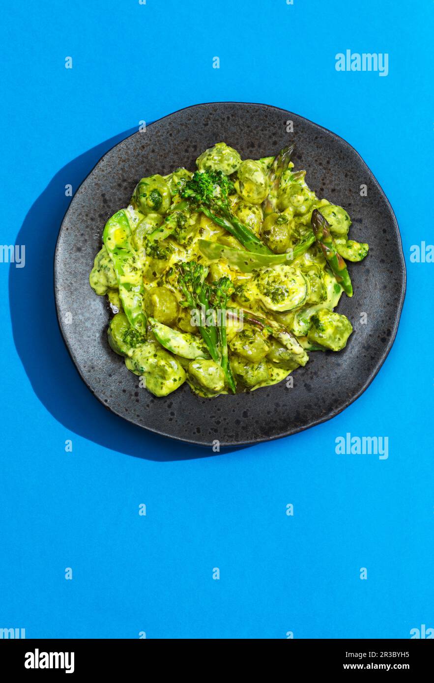 Gnocchi mit grünem Gemüse Stockfoto