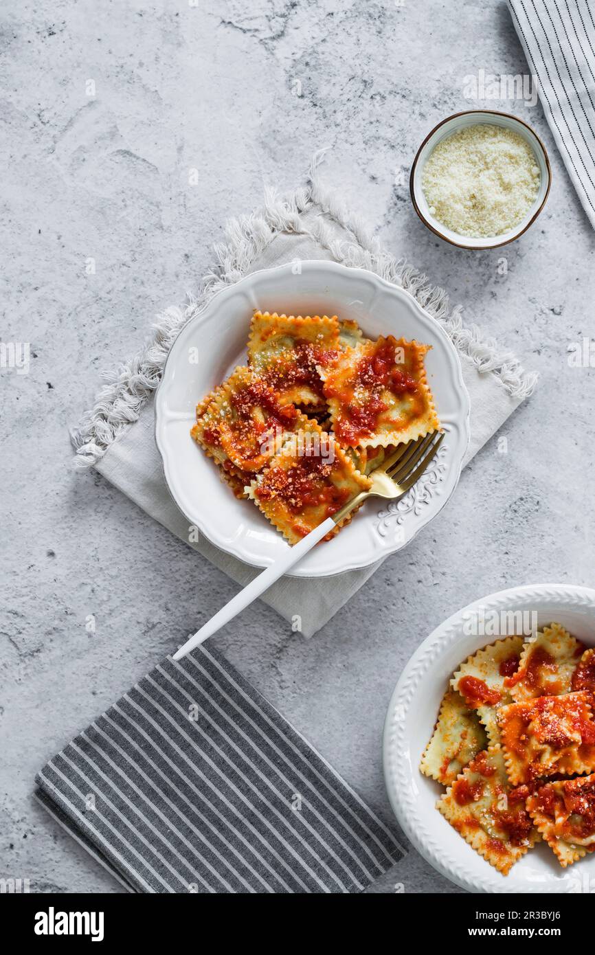 Ricotta und Spinat-Ravioli mit Tomatensoße Stockfoto