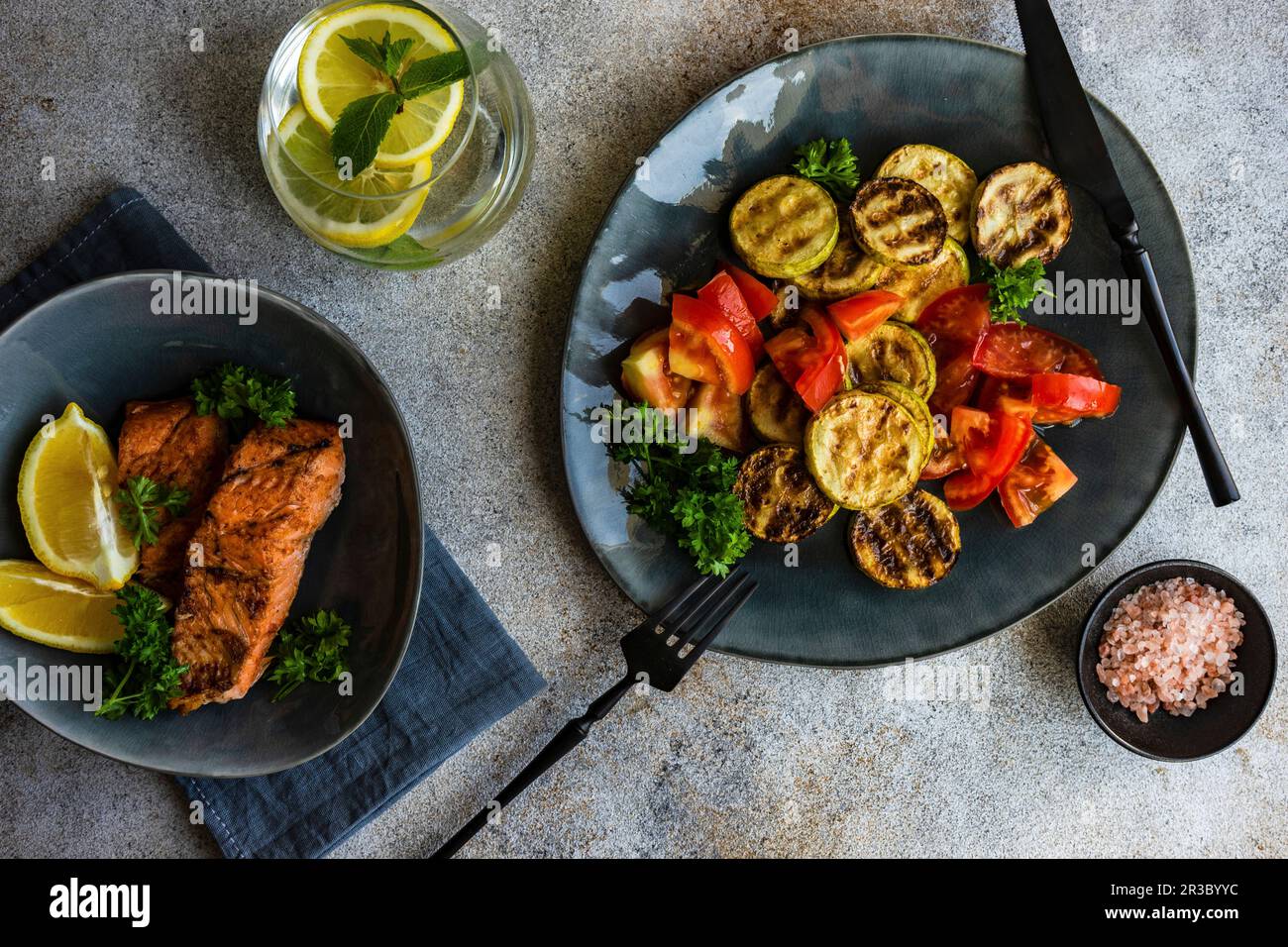 Gegrilltes Lachssteak und Gemüse Stockfoto