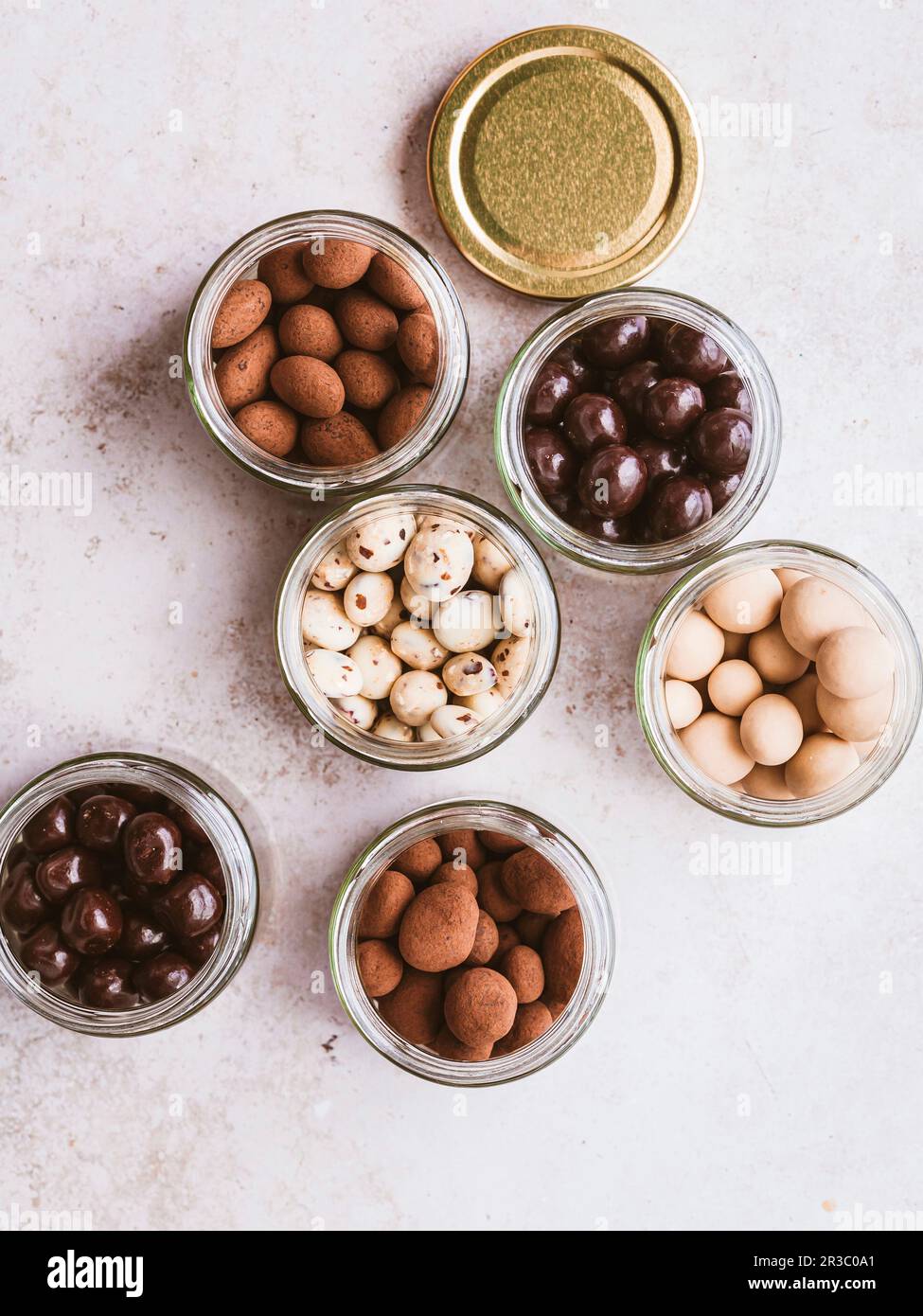 Chocolate coated nuts -Fotos und -Bildmaterial in hoher Auflösung – Alamy
