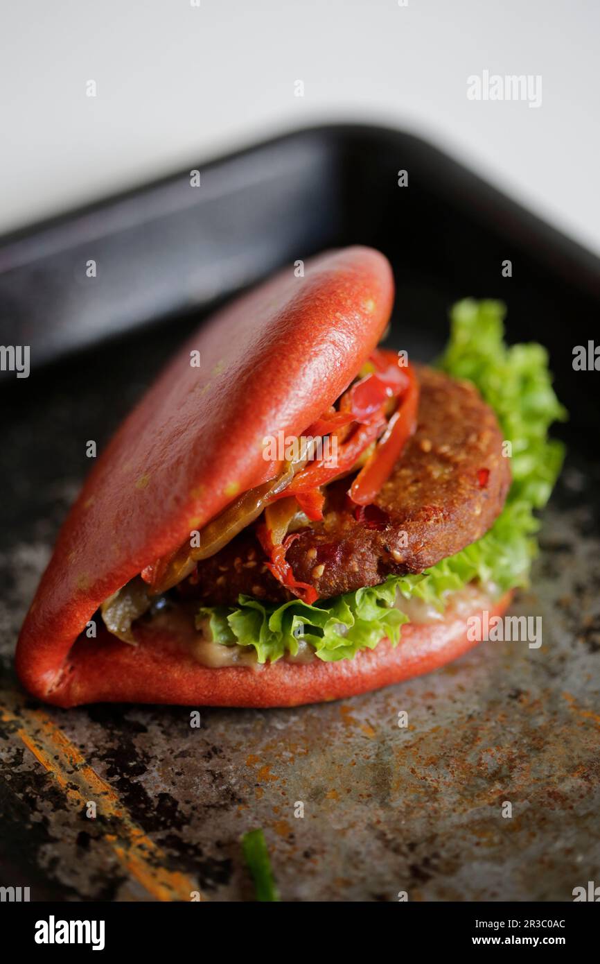 Vegane, gedünstete Brötchen mit Falafel Stockfoto