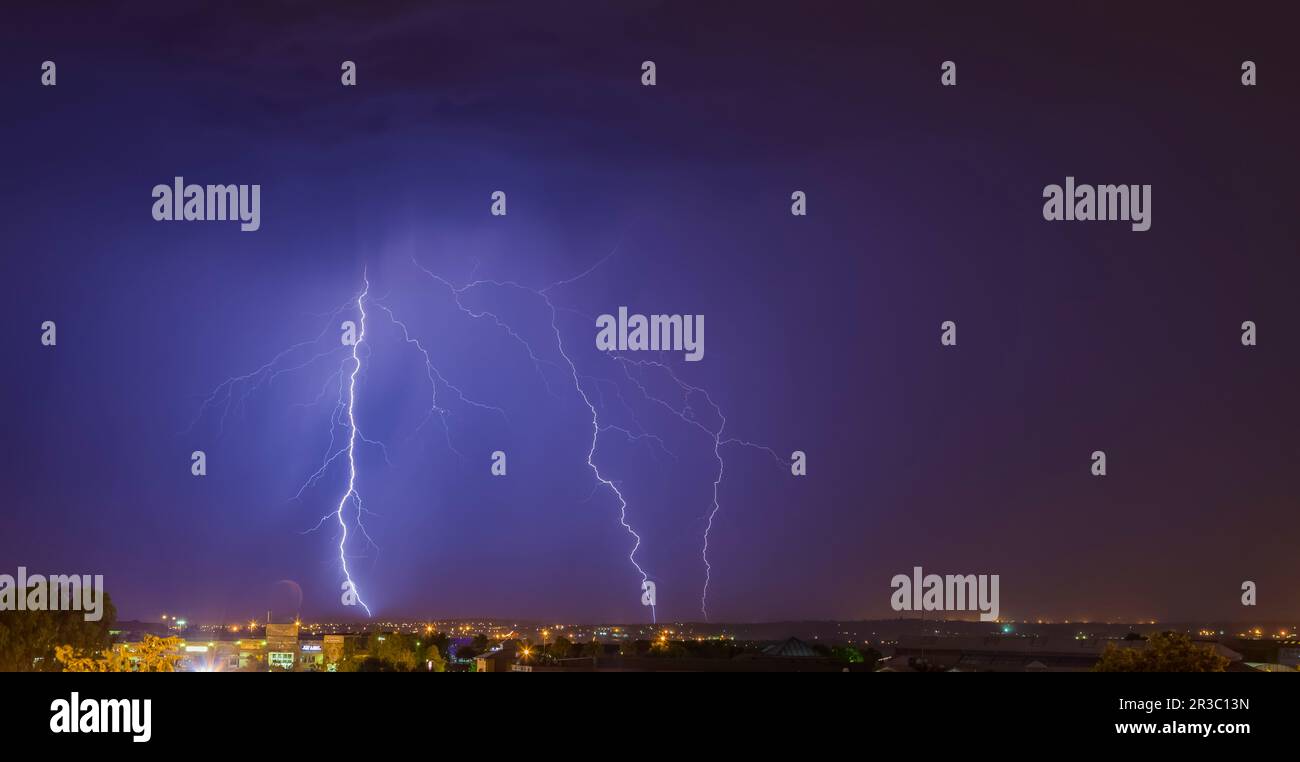 Großer Blitz schlägt auf den Boden zu Stockfoto