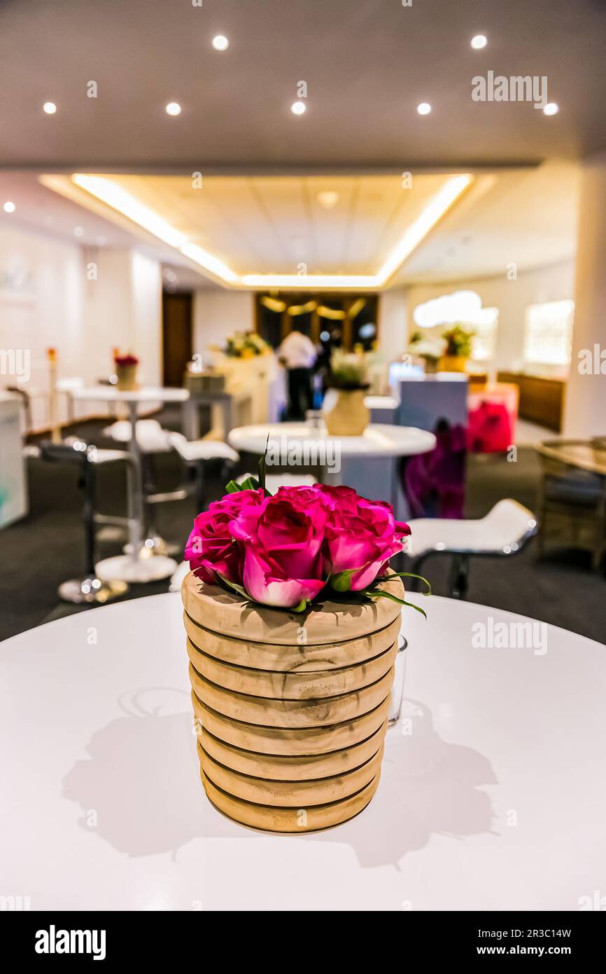 Blumentischanordnung bei einer Unternehmensfeier Stockfoto