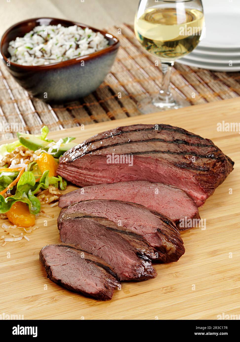 Ein mittelgroßer Tri-Tip-Rinderbraten auf einem Schneidebrett mit Scheiben Stockfoto