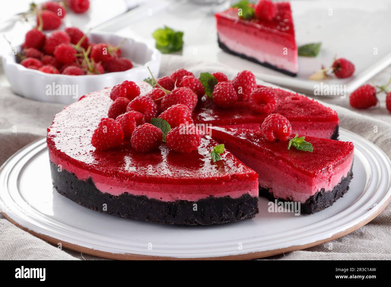 Kalter Omelettes-Käsekuchen mit Himbeeren auf Oreo-Keksen Stockfoto