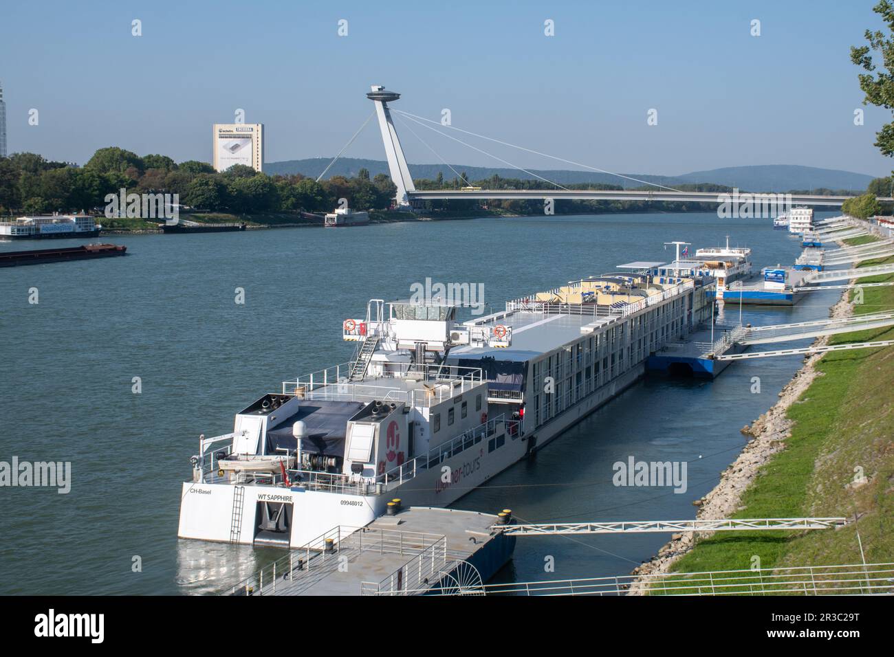 Kreuzfahrtschiffe, die an der Donau in der Slowakei angelegt haben Stockfoto