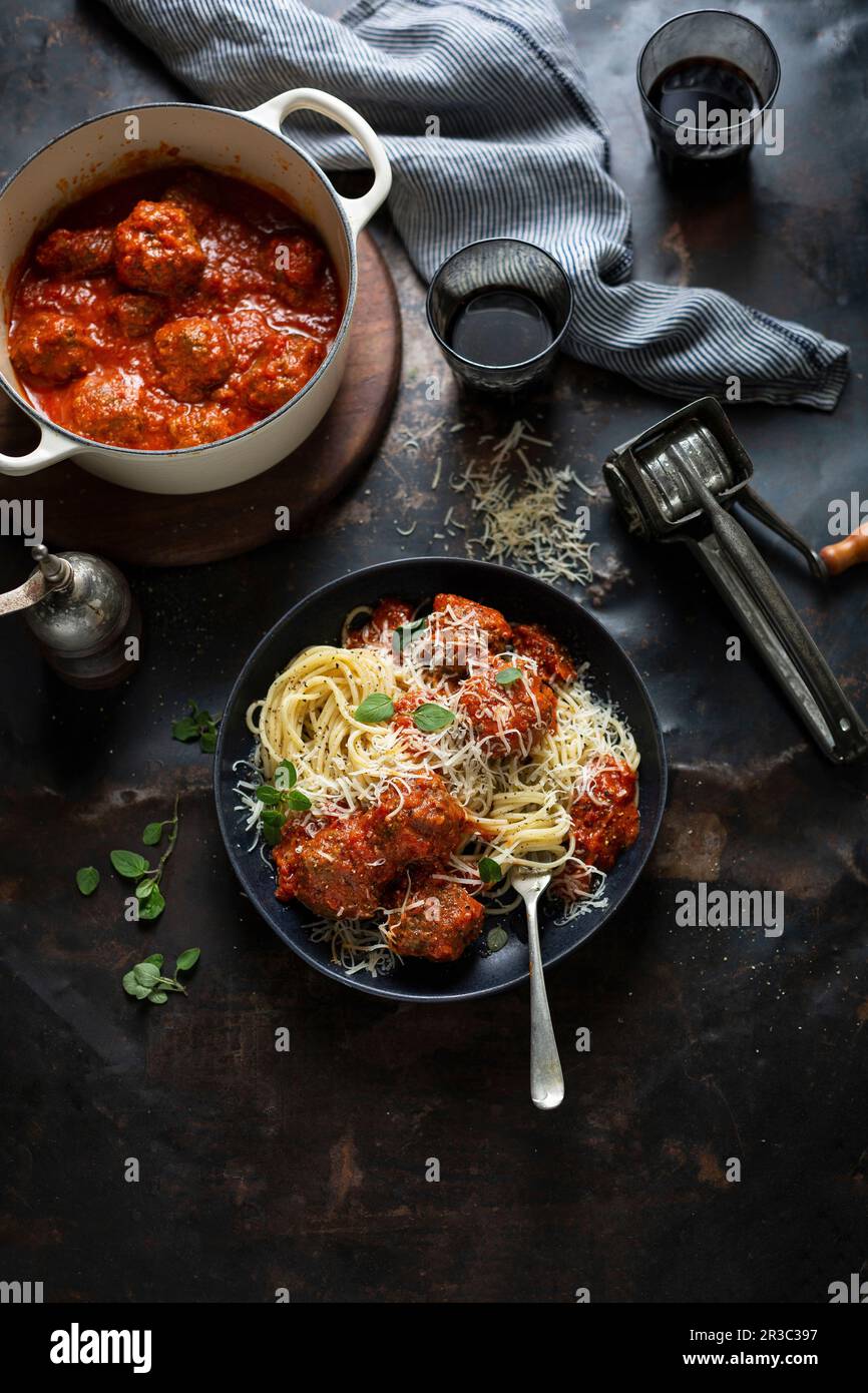 Fleischbällchen in Tomatensauce mit spaghetti Stockfoto