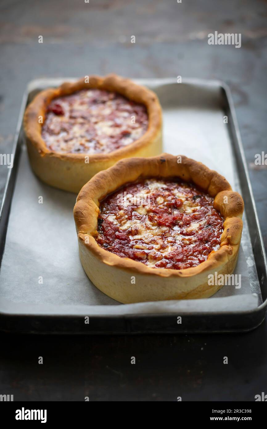 Mini Deep Pan Pizza (Hochseitenpizza) Stockfoto