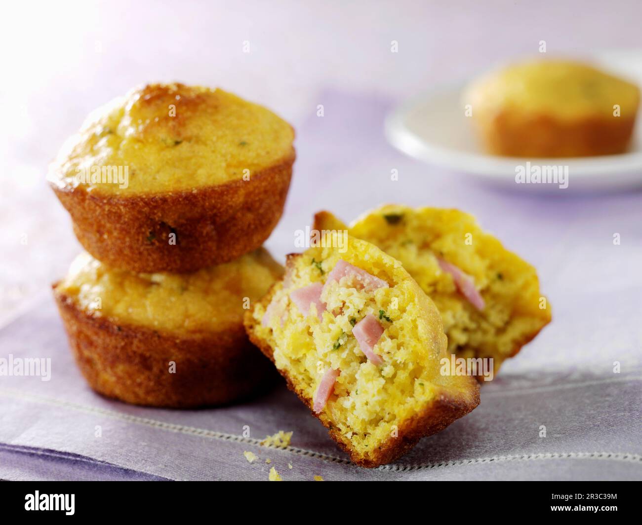 Kanadische Maisbrot-Muffins mit Speck Stockfoto