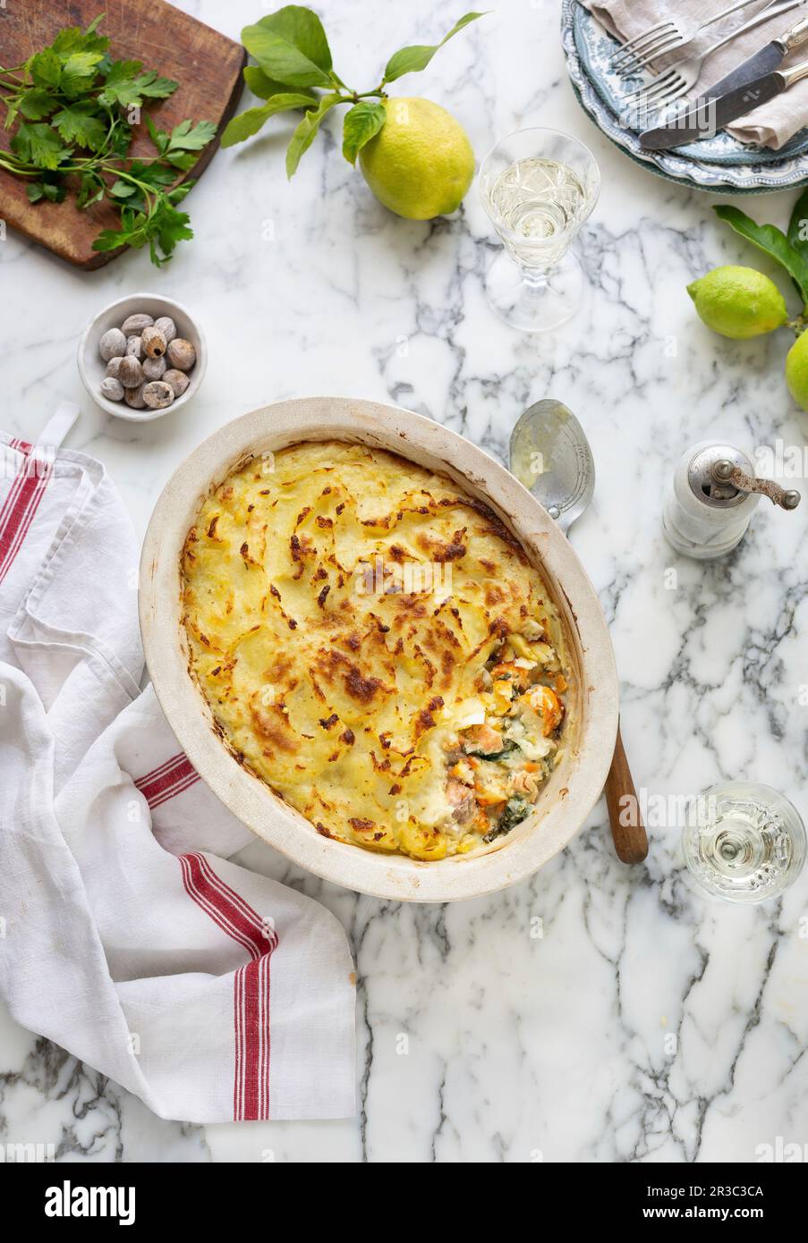 Fischpastete mit Kartoffelpüree-Kruste Stockfoto