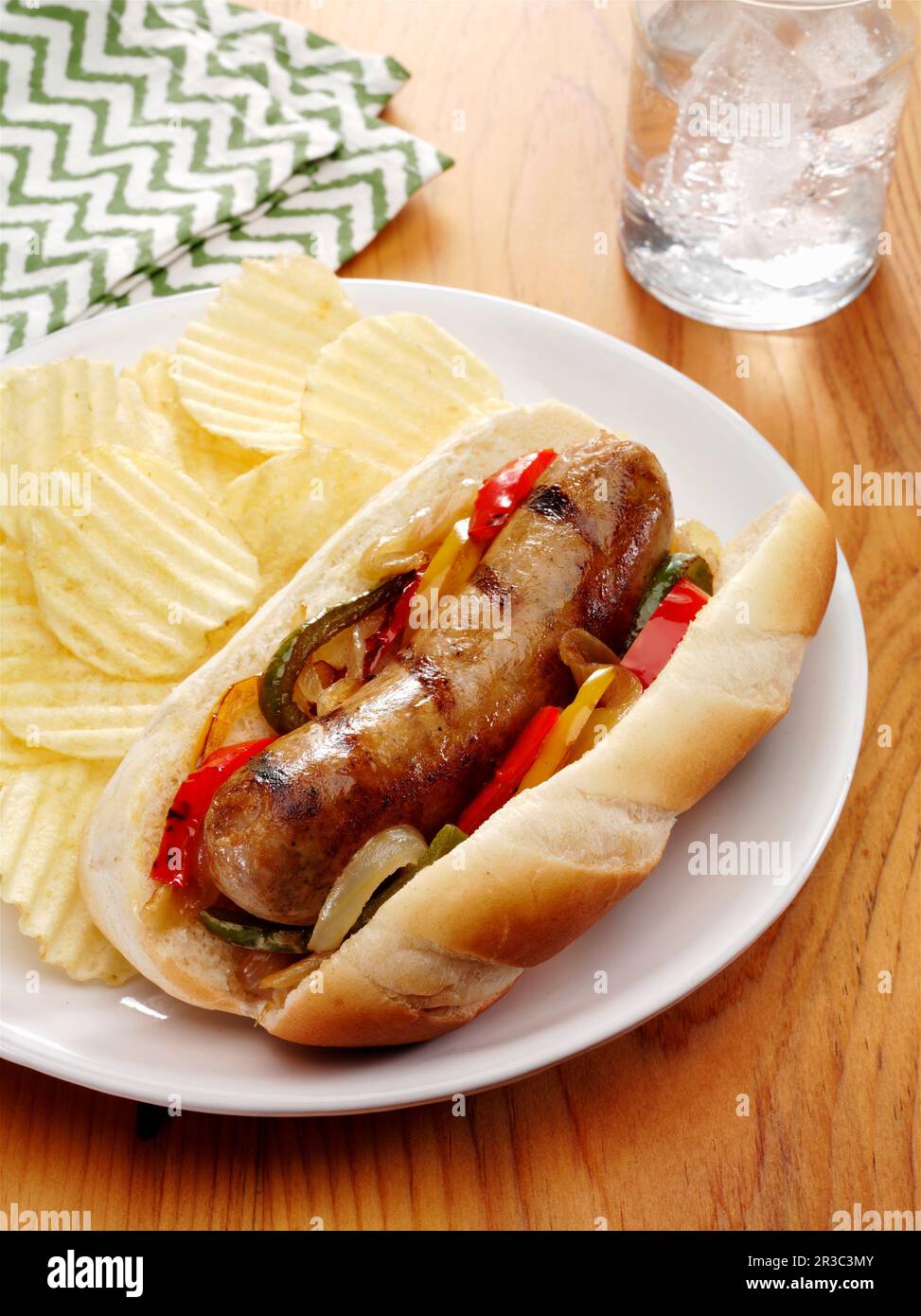 Gegrillte italienische Wurst auf einem Brötchen mit sautierten Paprika ...
