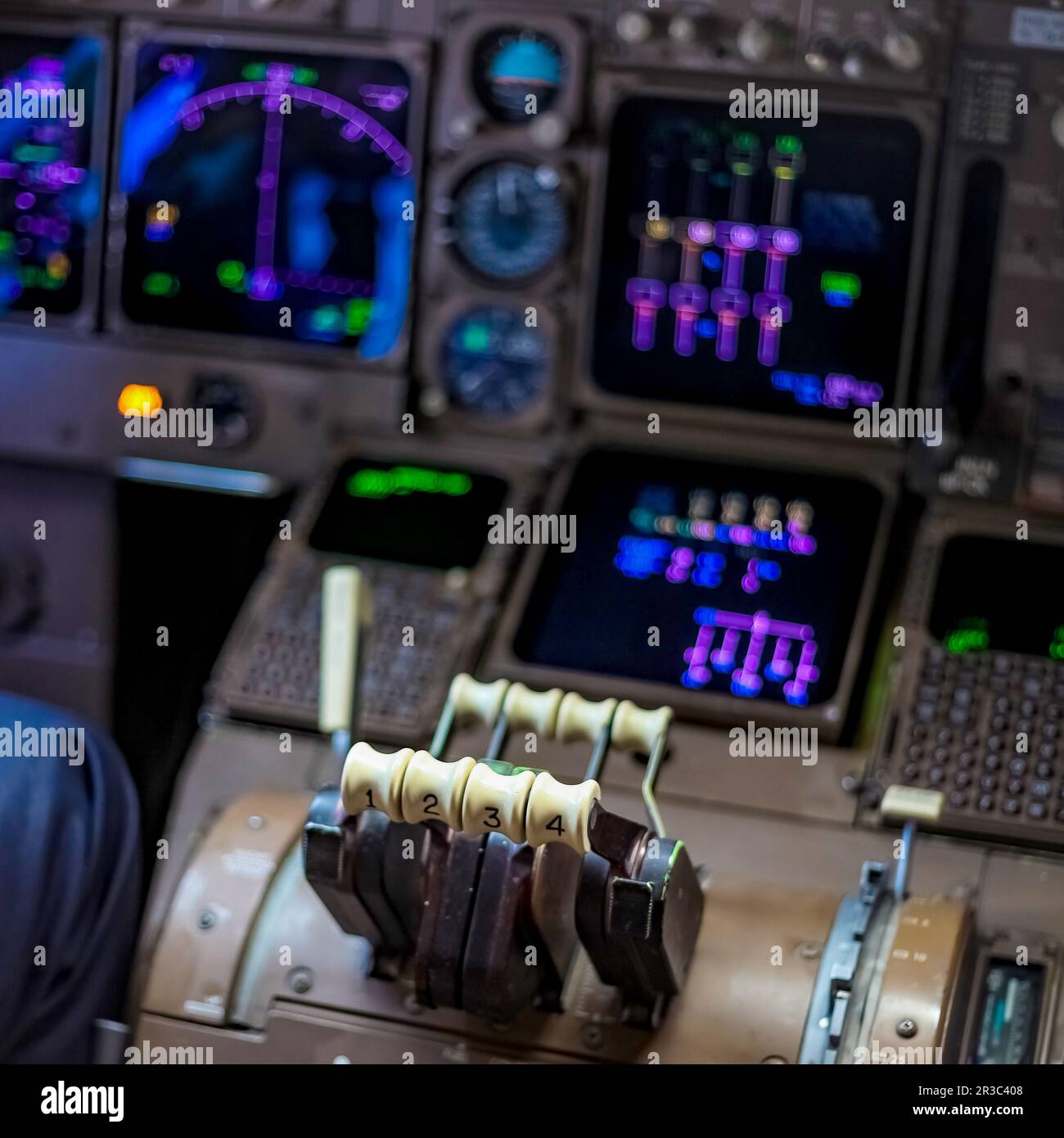Nahaufnahme der Flugsteuerungen im Cockpit eines Flugzeugs Stockfoto