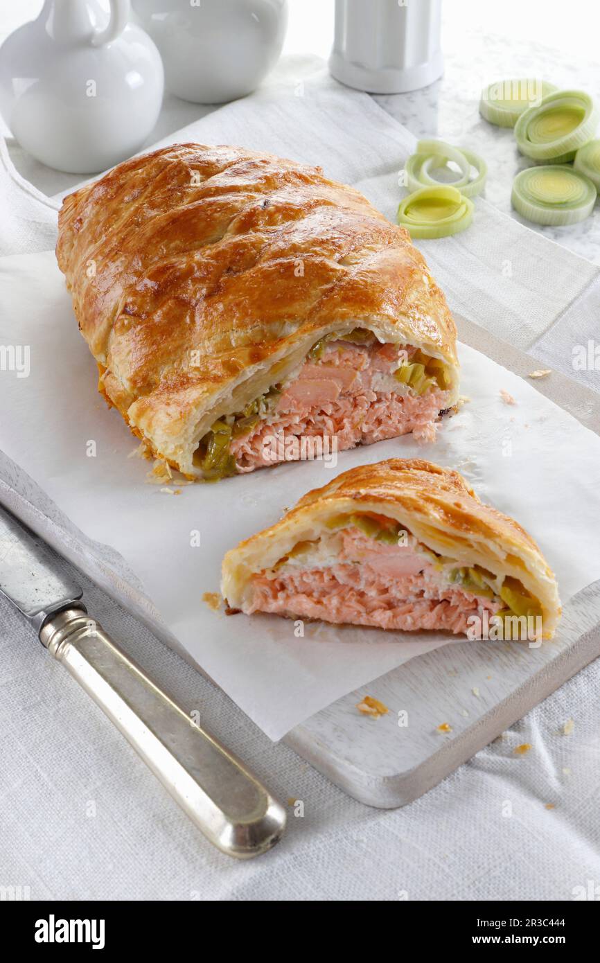Lachsfilet mit Lauch, gebacken in Blätterteig Stockfoto