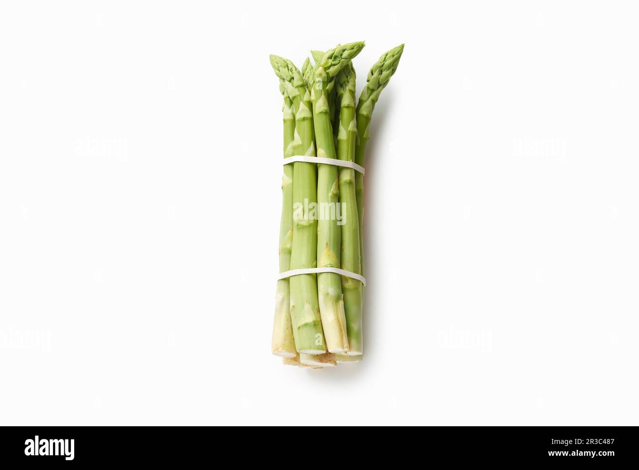 Frischer grüner Spargel isoliert auf weißem Hintergrund Stockfoto