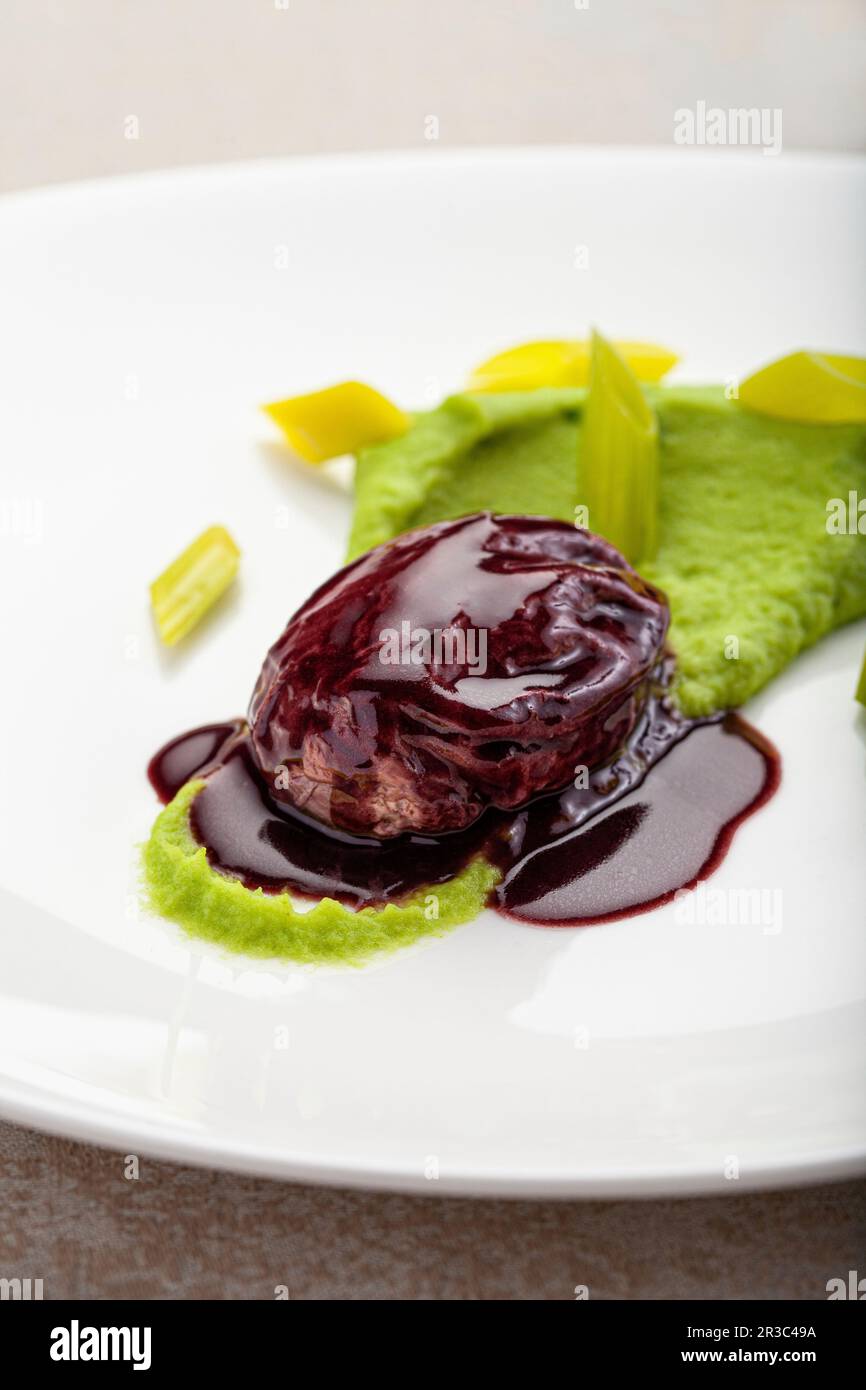 Oeuf Meurette – pochiertes Ei in Rotweinsauce auf Lauch-Püree Stockfoto