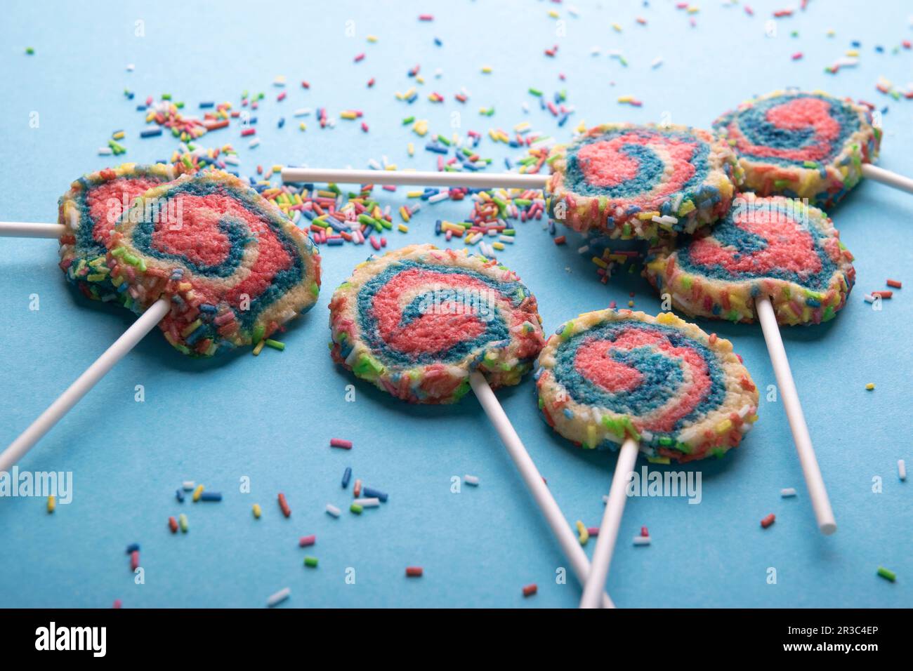 Vegane Shortbread-Kekse mit bunten Zuckerstreuseln auf einem Stock Stockfoto