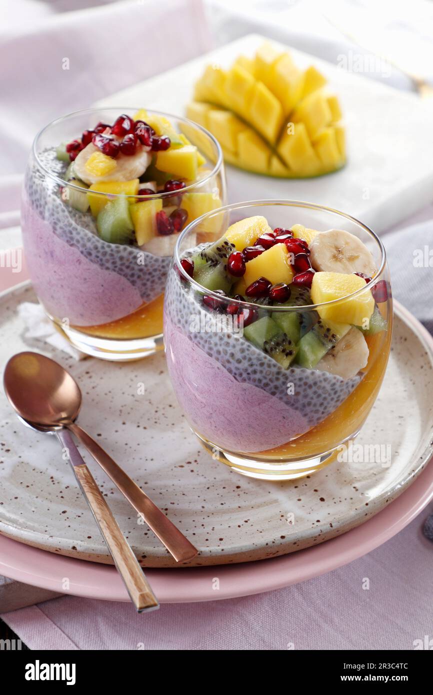 Chia-Blaubeerpudding mit Mangos, Kiwi, Banane und Granatäpfel Stockfoto