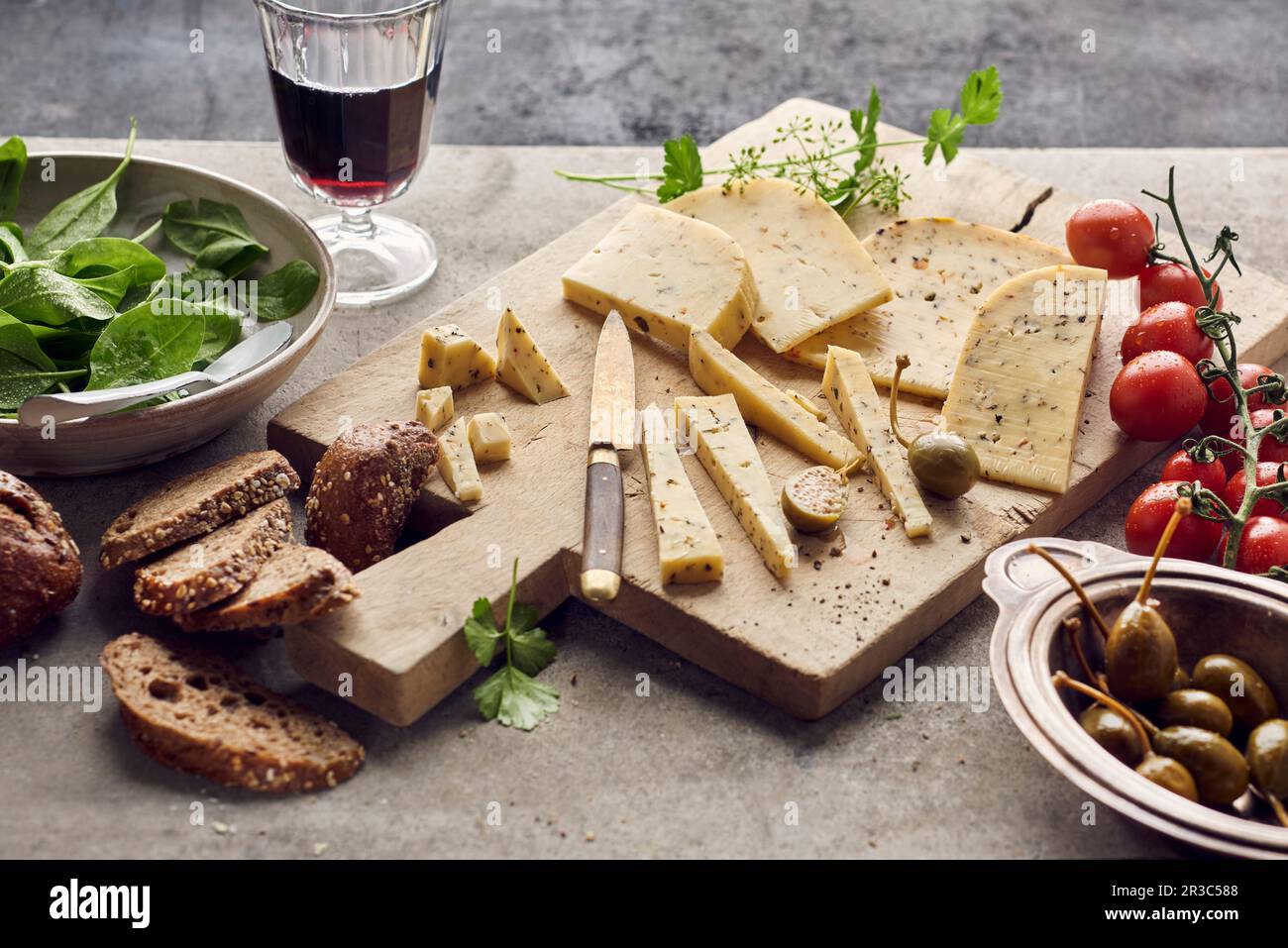 Stillleben mit mediterranem Käse, Tomaten, Spinatsalat und Kapernäpfeln Stockfoto