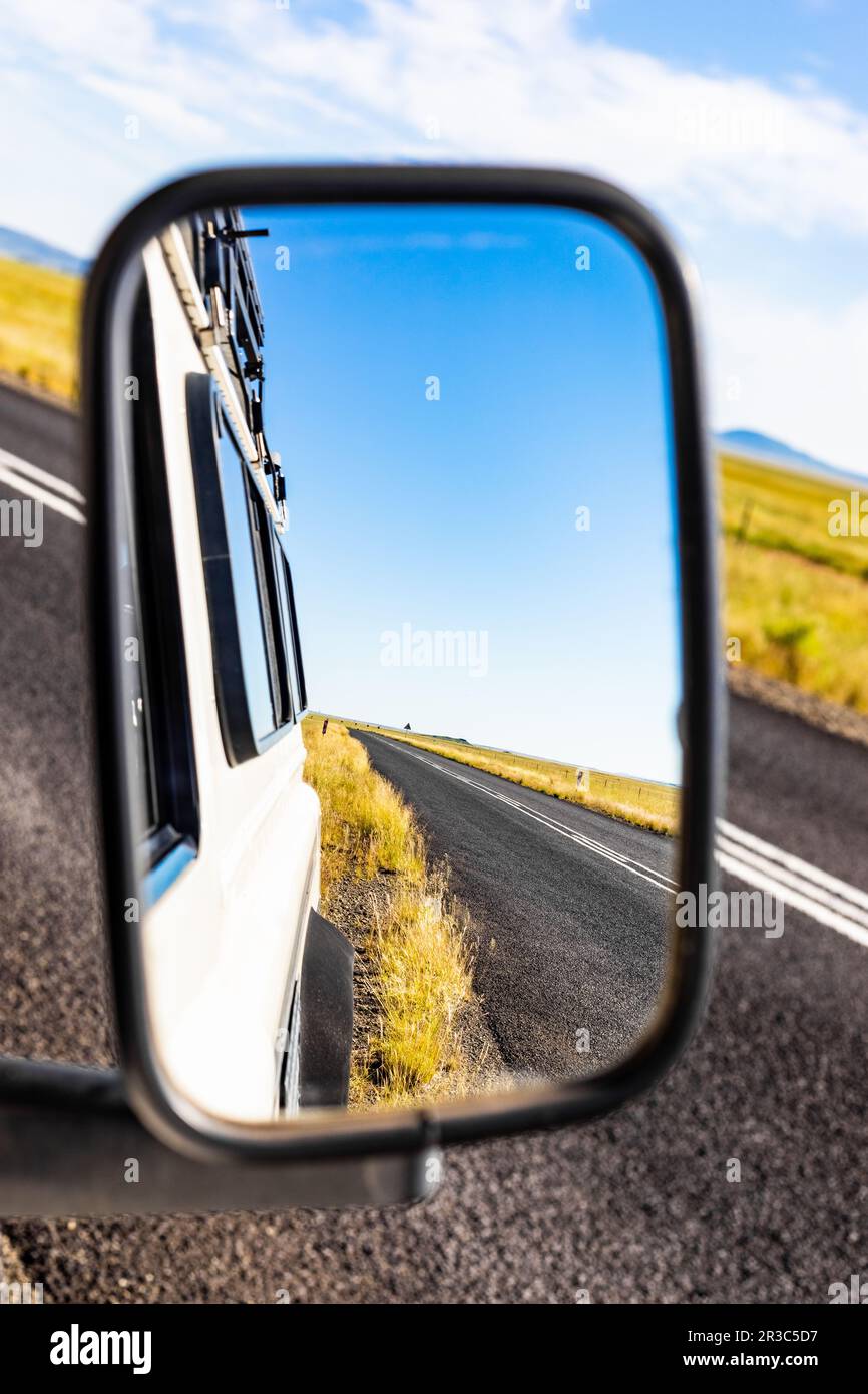 Rückansicht in einem Seitenspiegel eines 4x4-Fahrzeugs Stockfoto