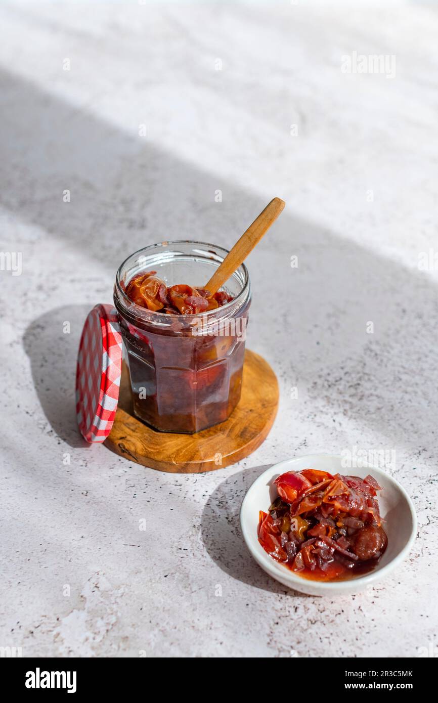 Hausgemachte Tomate Medley Chutney mit Chilis und Granatäpfel-Melasse Stockfoto