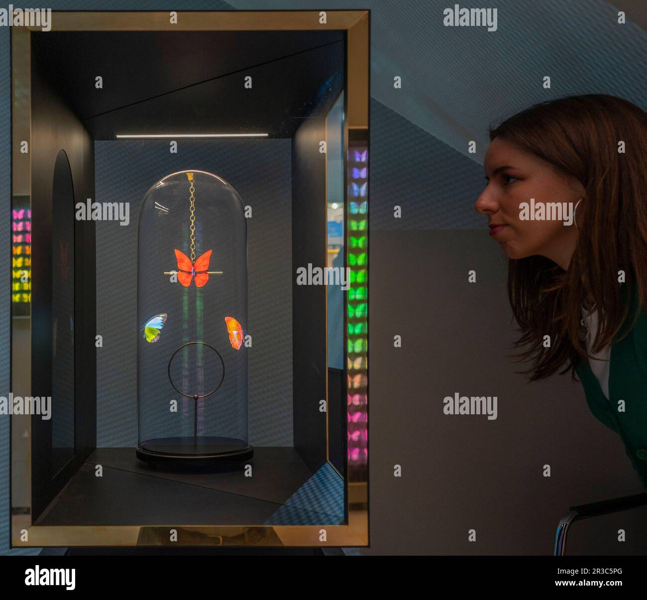 Halcyon Gallery, New Bond Street, London, Großbritannien. 23. Mai 2023. Die neue Halcyon Gallery wird am 25. Mai in Mayfair eröffnet. Die Startausstellung für die neue Galerie - Fütterung des Bewusstseins - zeigt neue Werke des wegweisenden britischen Künstlers Dominic Harris, dessen interaktive Werke und große immersive Installationen fortschrittliche KI, maschinelles Lernen, Bewegungssensoren und andere hochmoderne Technologien, um den Zuschauer als aktiven Teilnehmer einzubeziehen, der die Bilder vor ihm lenkt und formt. Die Ausstellung findet vom 25. Mai bis 13. August 2023 statt. Kredit: Malcolm Park/Alamy Live News Stockfoto