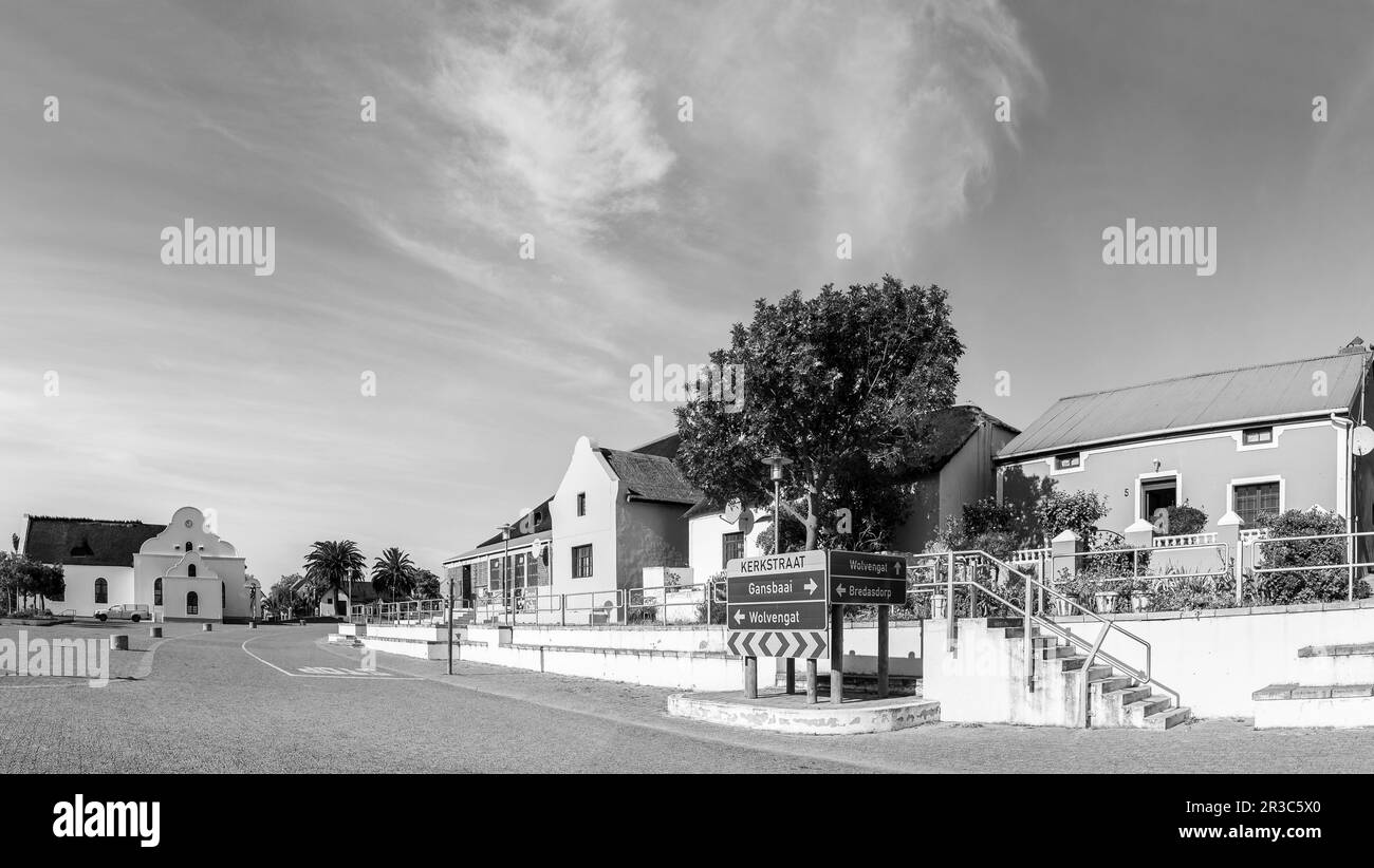 Elim, Südafrika - 21. September 2022: Eine Straßenszene mit historischen Häusern, einem Unternehmen und der mährischen Kirche in Elim, in der Provinz Westkap. Mo Stockfoto