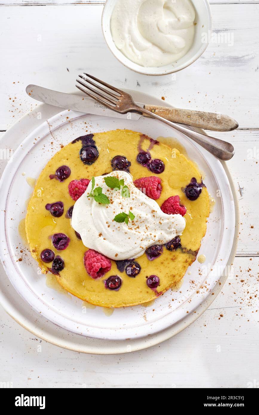 Beerenpfannkuchen mit Ricotta-Sahne, Minze und Zimt Stockfoto