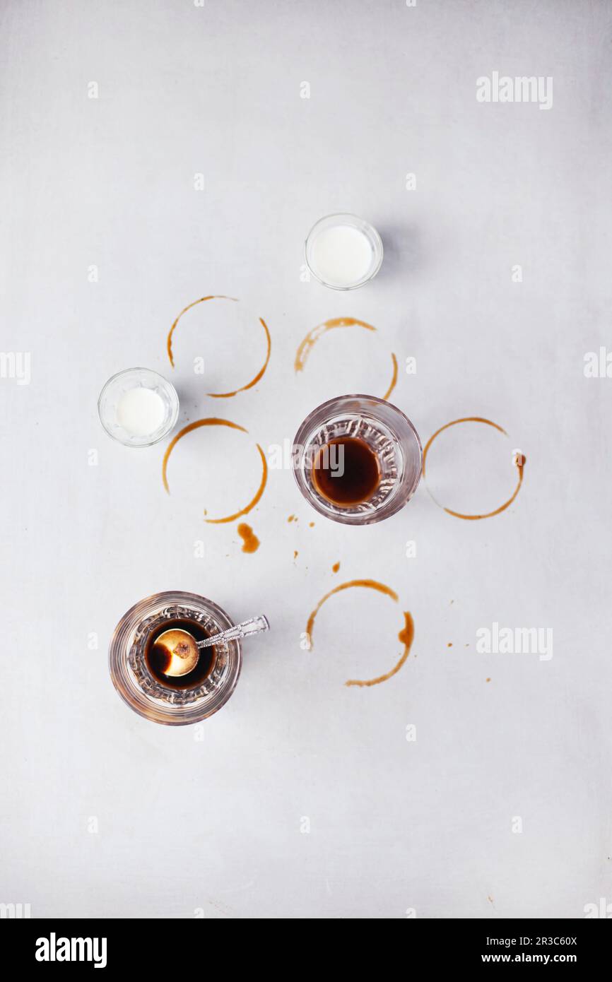 Kaffeetassen und Kaffeeflecken Stockfoto