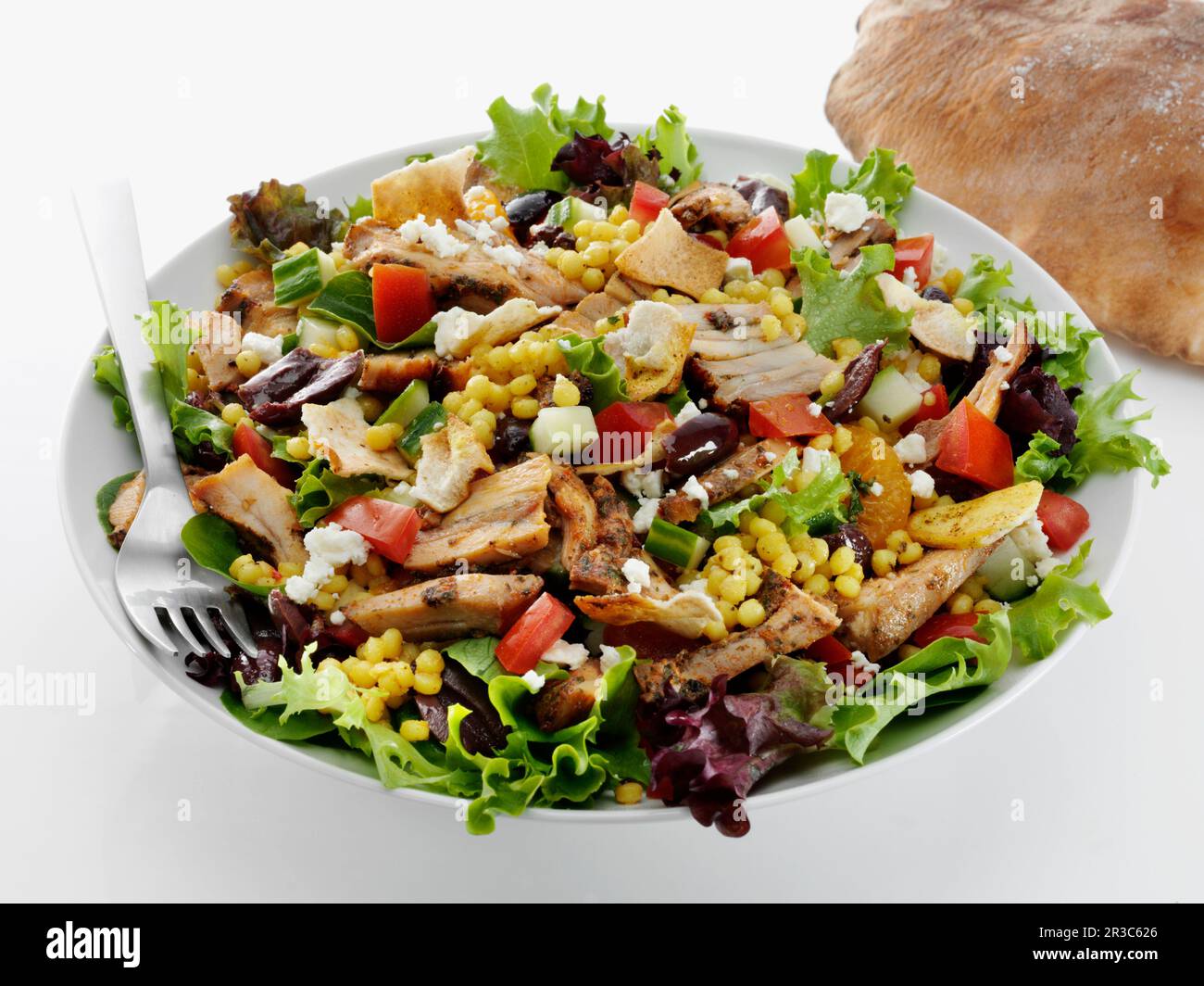 Mediterraner Hähnchensalat mit Pita-Brot Stockfoto