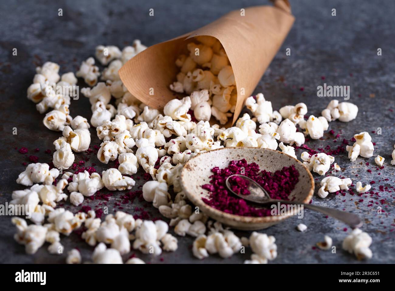 Popcorn mit Rote-Bete-Salz Stockfoto