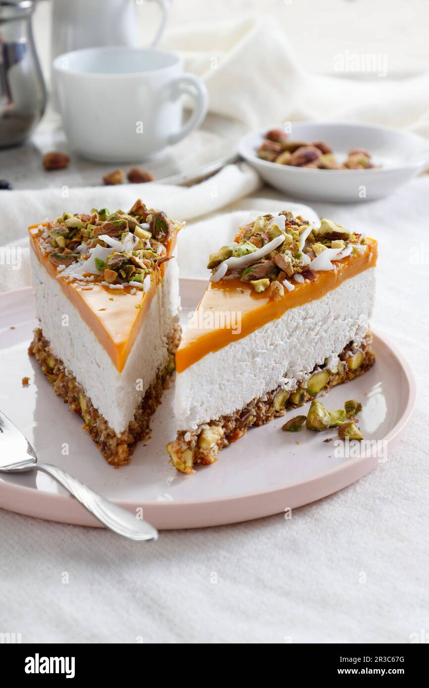 Vegane Torte mit Pistazien-Boden und Mangodecke Stockfotografie - Alamy