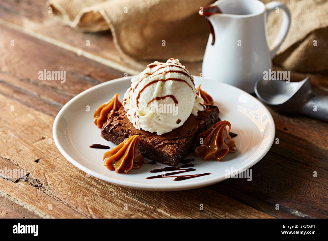 Schokoladen-Brownie und Eis Stockfoto